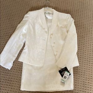 NWT Le Suit Skirt Set